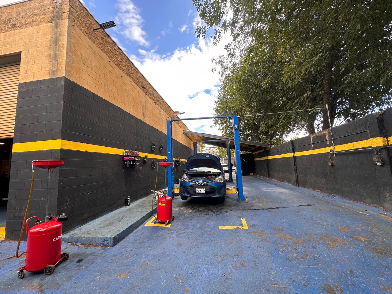 Outdoor lift bay